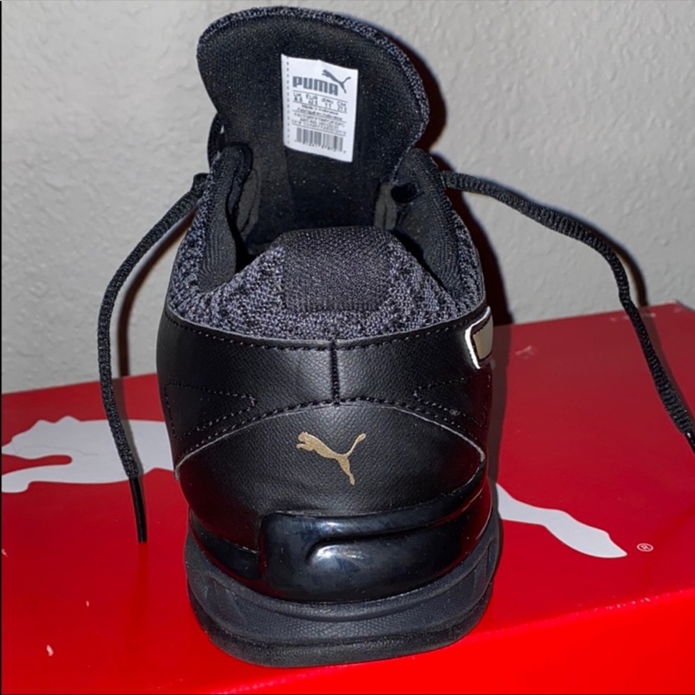 Pumas tennis shoes